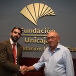 De izquierda a derecha, el responsable del centro de la Fundación Unicaja Cádiz, Javier Vela, y el presidente de la sede Humanitaria Portuense del Cáncer, Alberto Álvarez de Cienfuegos / La Razón