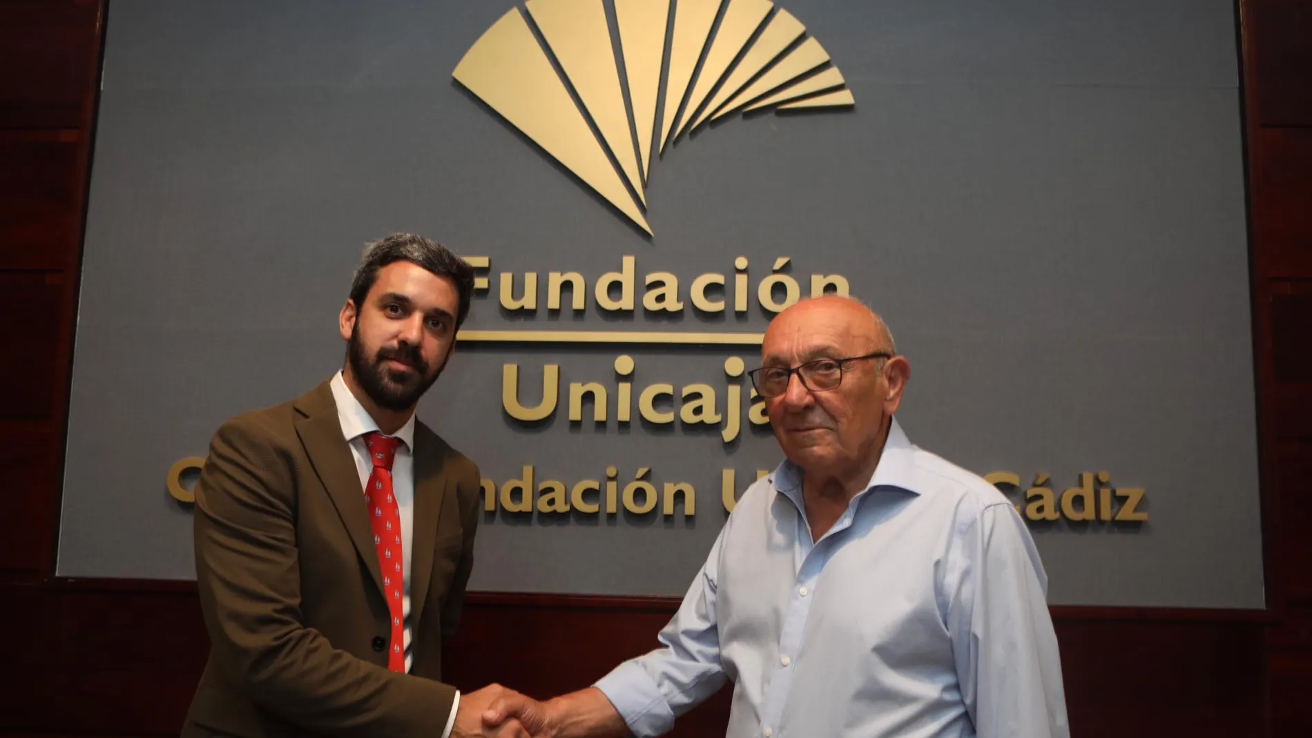 De izquierda a derecha, el responsable del centro de la Fundación Unicaja Cádiz, Javier Vela, y el presidente de la sede Humanitaria Portuense del Cáncer, Alberto Álvarez de Cienfuegos / La Razón
