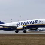 Un avión de Ryanair en pleno despegue