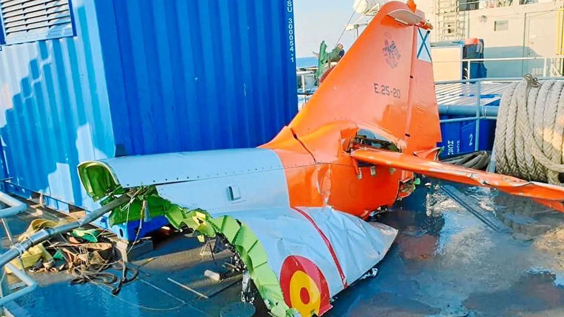 Los restos de la cola del avión que pilotaba el comandante Marín aguardan en la cubierta del buque de Salvamento «Neptuno» tras ser recuperados del mar