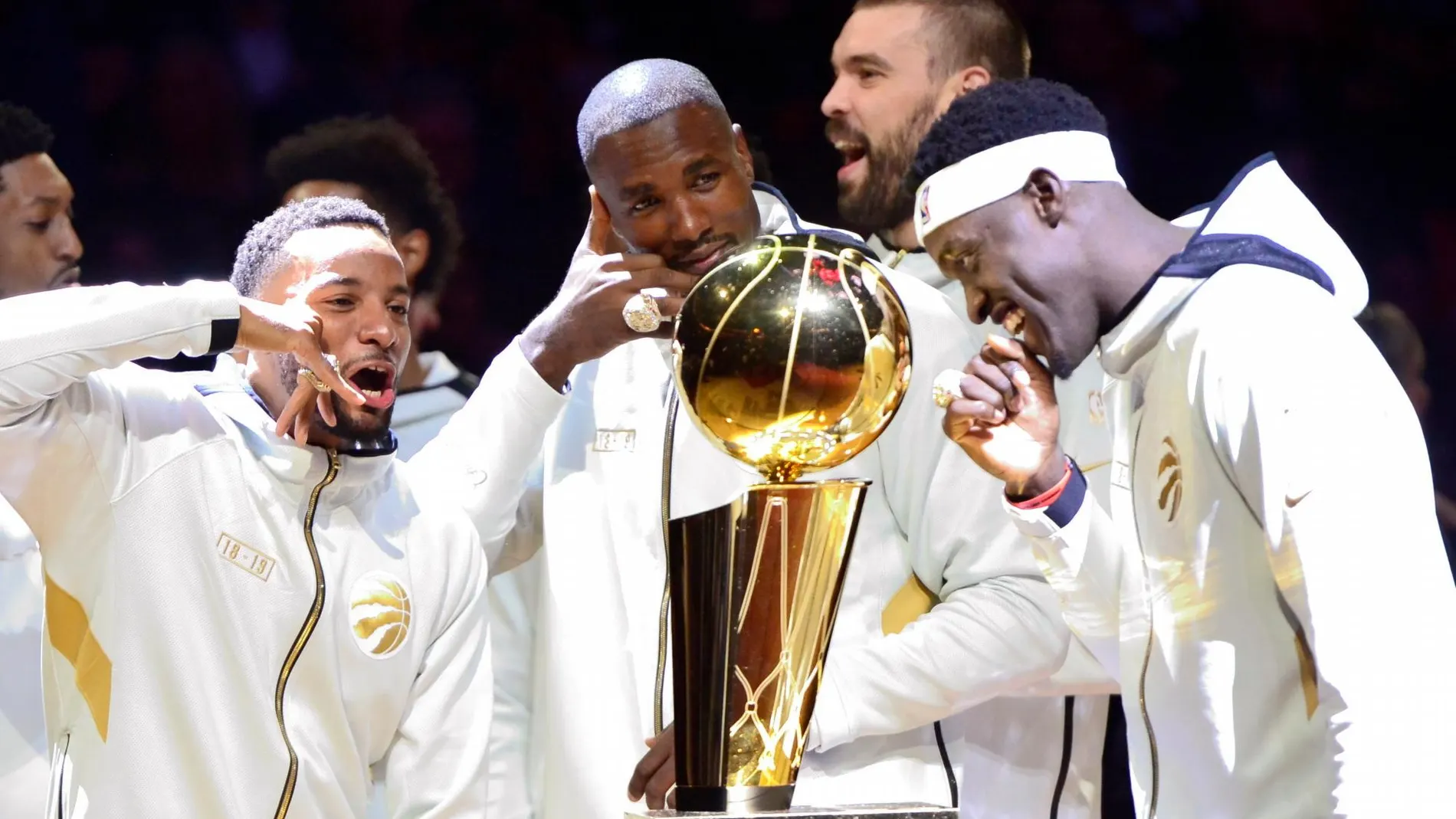 Sergio Scariolo, Marc Gasol y Serge Ibaka, campeones de la NBA 2018-2019 con los Raptors