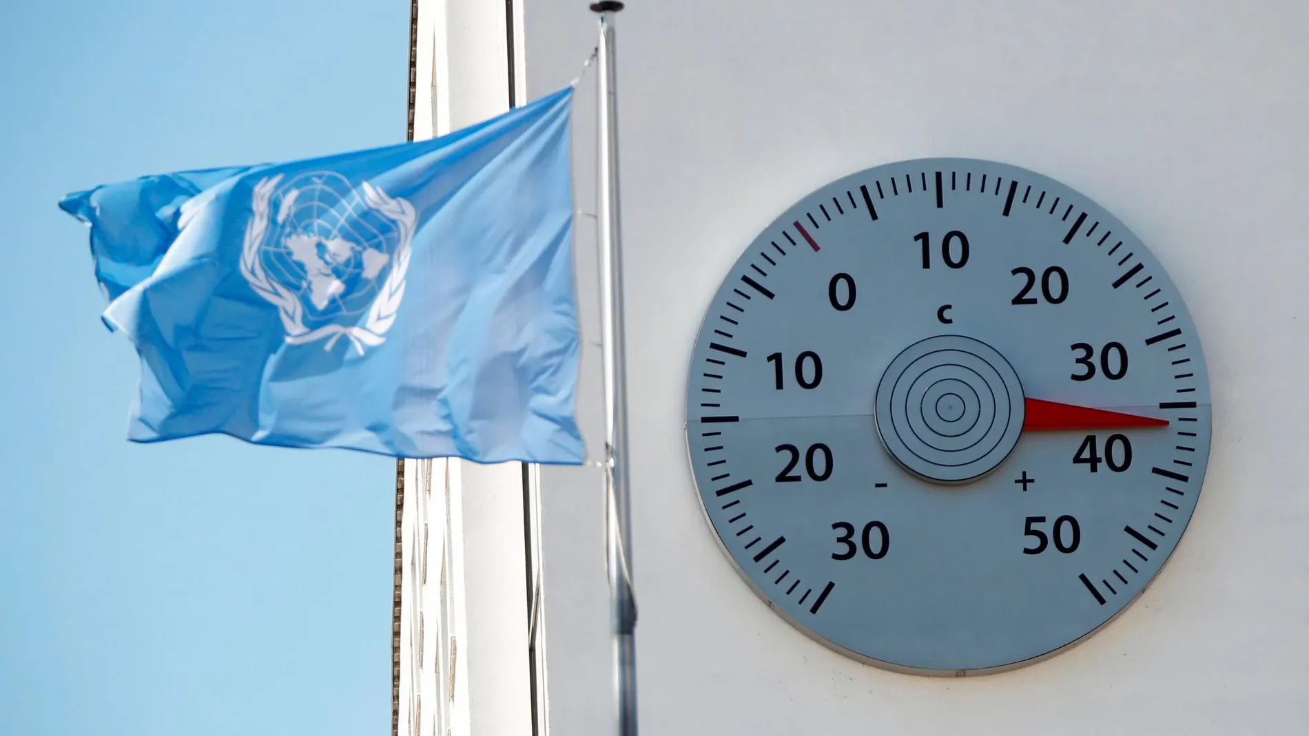 Sede de la Convención del Cambio Climático de la ONU (UNFCCC) en Bonn, junto a un termómetro cercano a los 40º. REUTERS/Wolfgang Rattay
