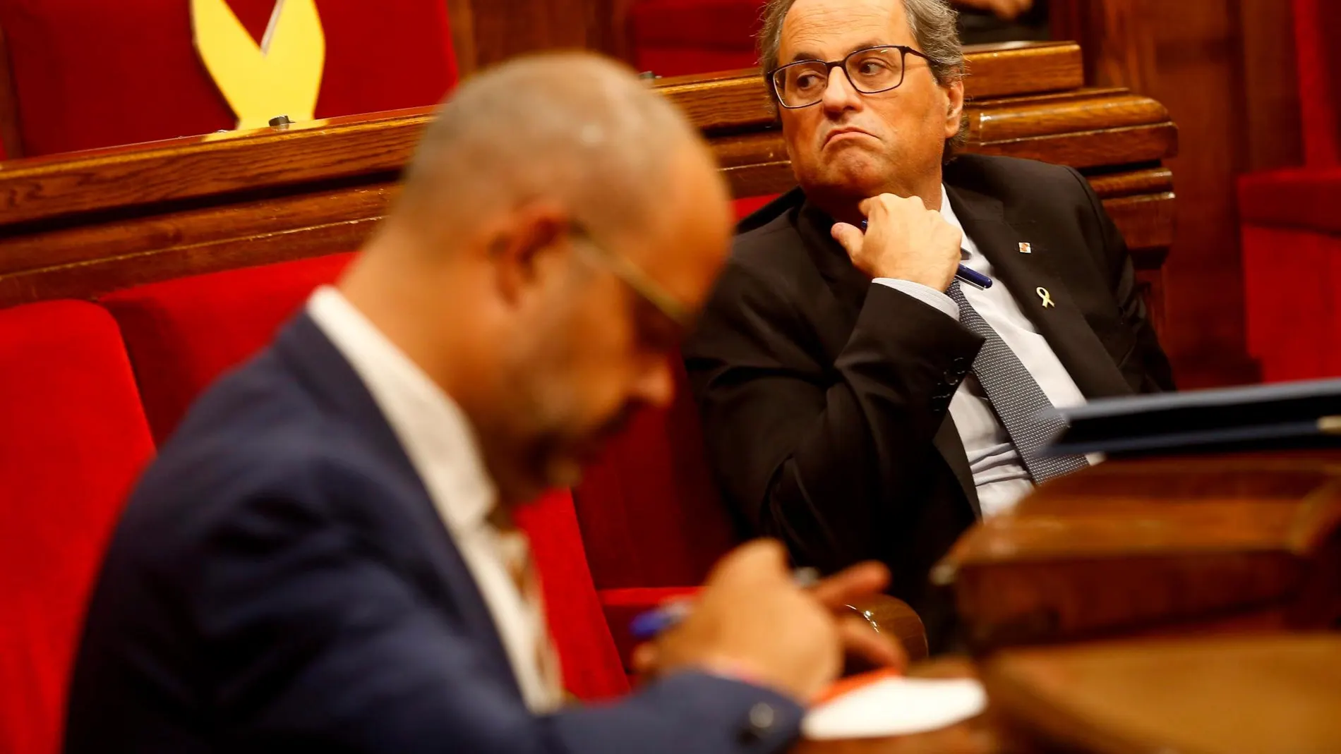 El presidente de la Generalitat, Quim Torra y el conseller Miquel Buch , durante la segunda jornada del debate de política general celebrado este jueves en el Parlamento de Cataluña/EFE