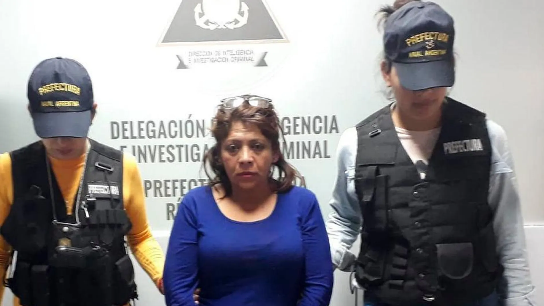 Patricia López custodiada por dos agentes