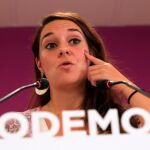 La portavoz de Podemos, Noelia Vera, durante la rueda de prensa ofrecida este lunes tras el Consejo de Coordinación del partido. Foto: Fernando Alvarado / Efe