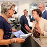 La delegada del Gobierno, Mercedes Martín, visita un comercio de Palencia para explicar las medidas de prevención