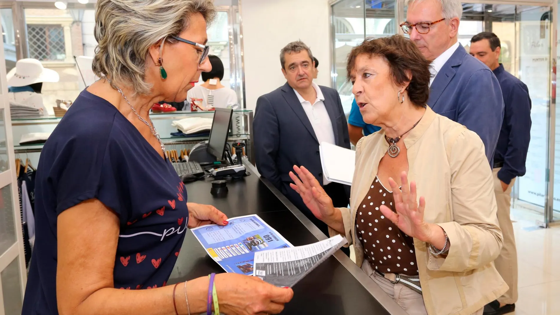 La delegada del Gobierno, Mercedes Martín, visita un comercio de Palencia para explicar las medidas de prevención