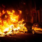 Los radicales también quemaron seis coches