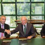 El director general de la Fundación de las Cajas de Ahorro (Funcas), Carlos Ocaña y el presidente de Unicaja Banco, Manuel Azuaga / La Razón
