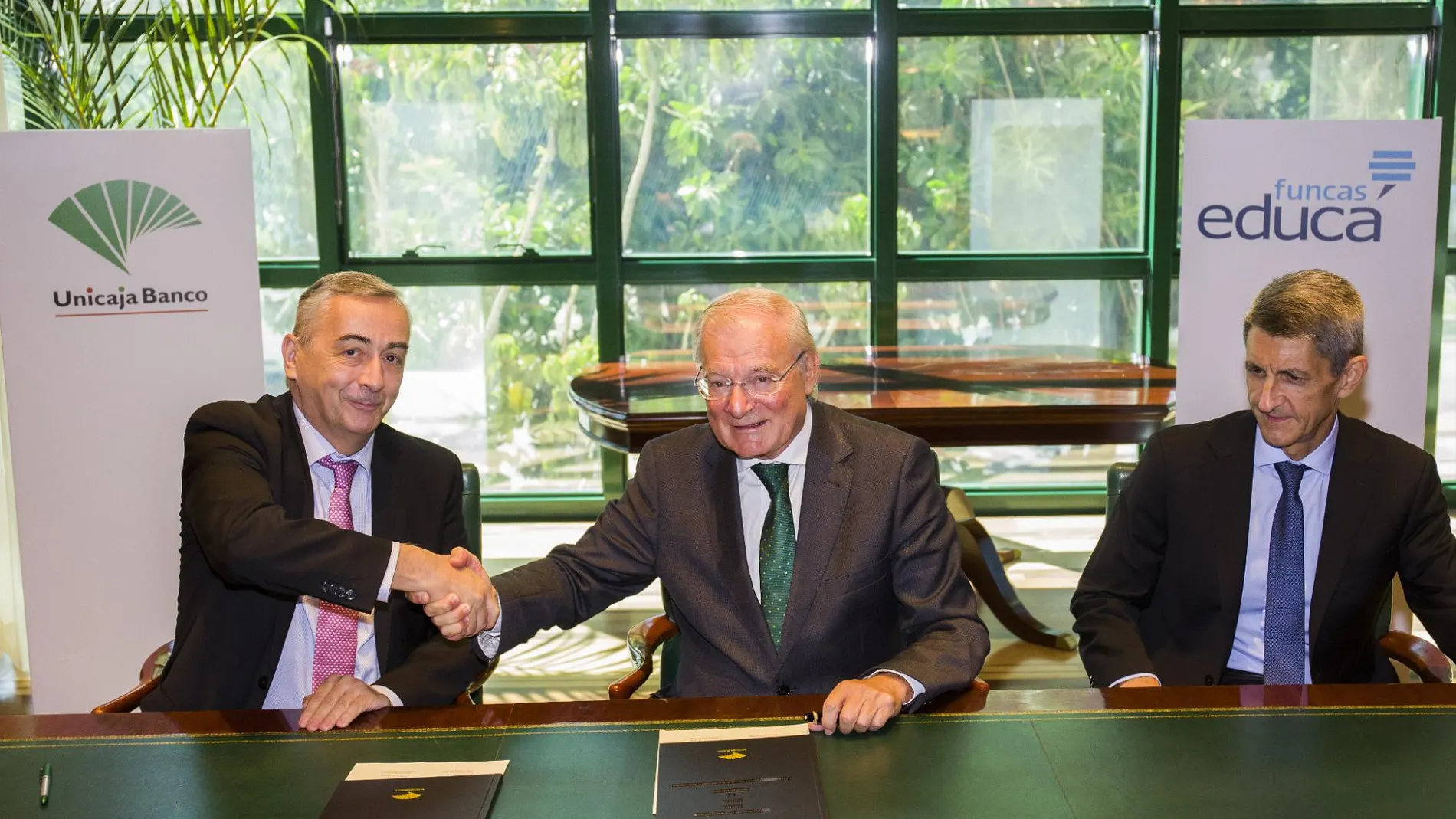 El director general de la Fundación de las Cajas de Ahorro (Funcas), Carlos Ocaña y el presidente de Unicaja Banco, Manuel Azuaga / La Razón