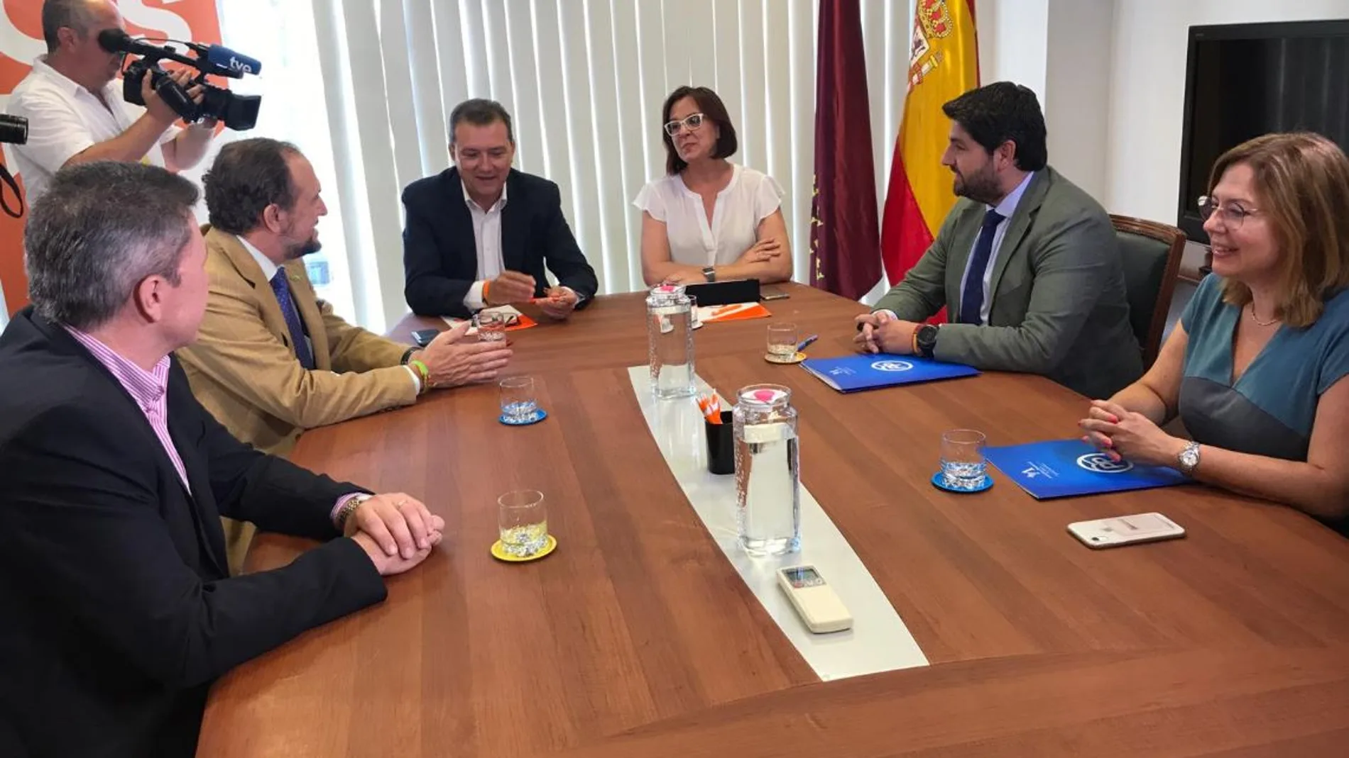 Los líderes de Vox, Cs y PP, sentados hoy en la Asamblea Regional de Murcia para negociar el Gobierno de la Comunidad