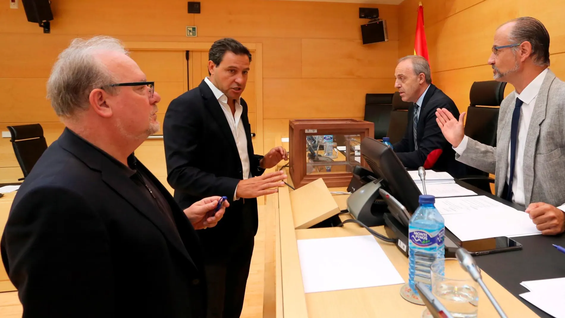 El presidente de las Cortes, Luis Fuentes, conversa con Raúl de la Hoz (PP) y Francisco Martín (PSOE)