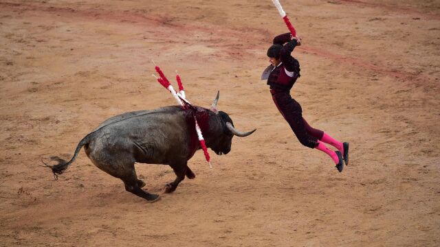 Imagen de uno de los pares de banderillas de esta tarde en Pamplona (Foto EFE)