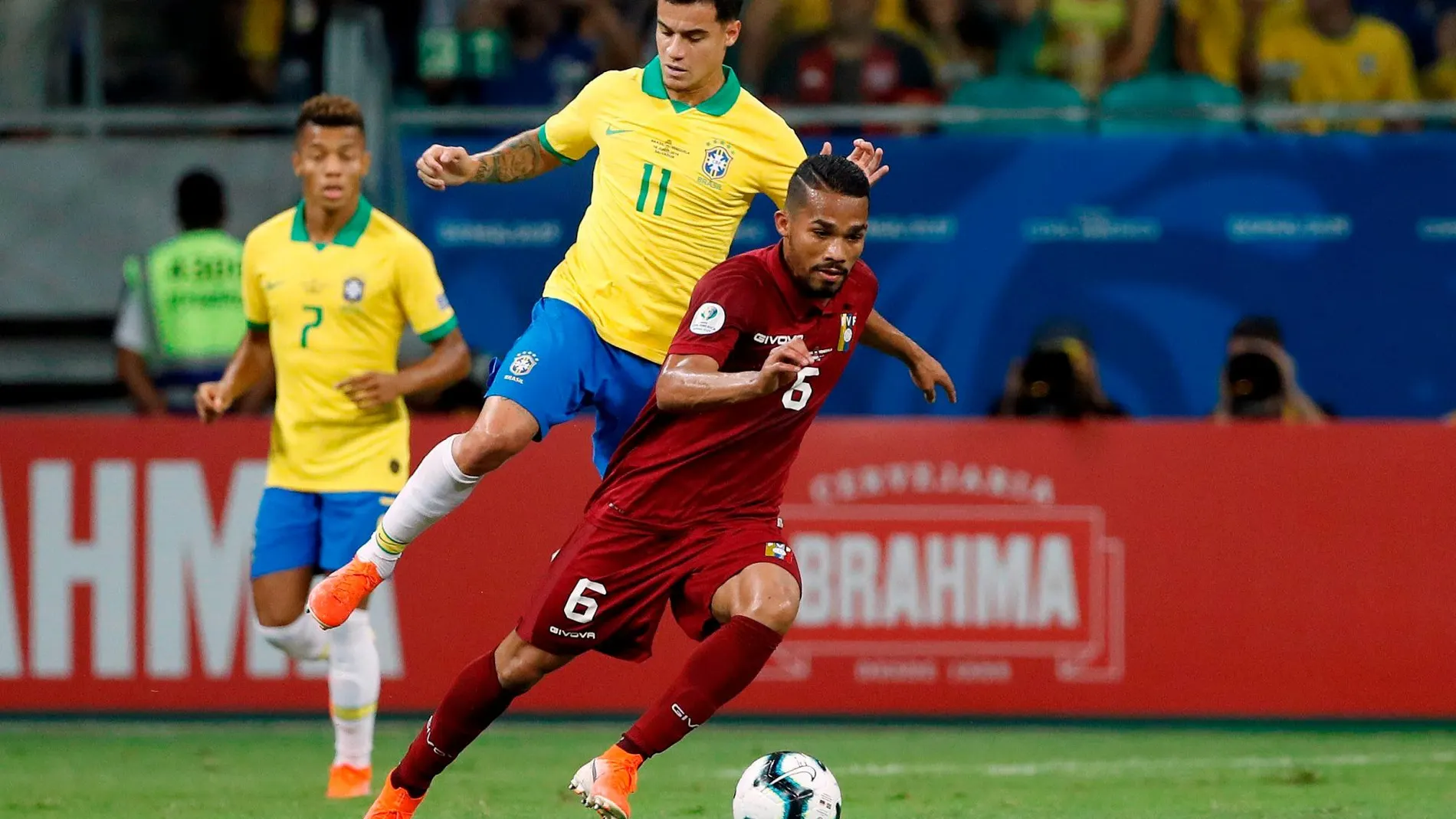 El jugador de Brasil Philippe Coutinho disputa el balón con Yangel Herrera de Venezuela / Efe