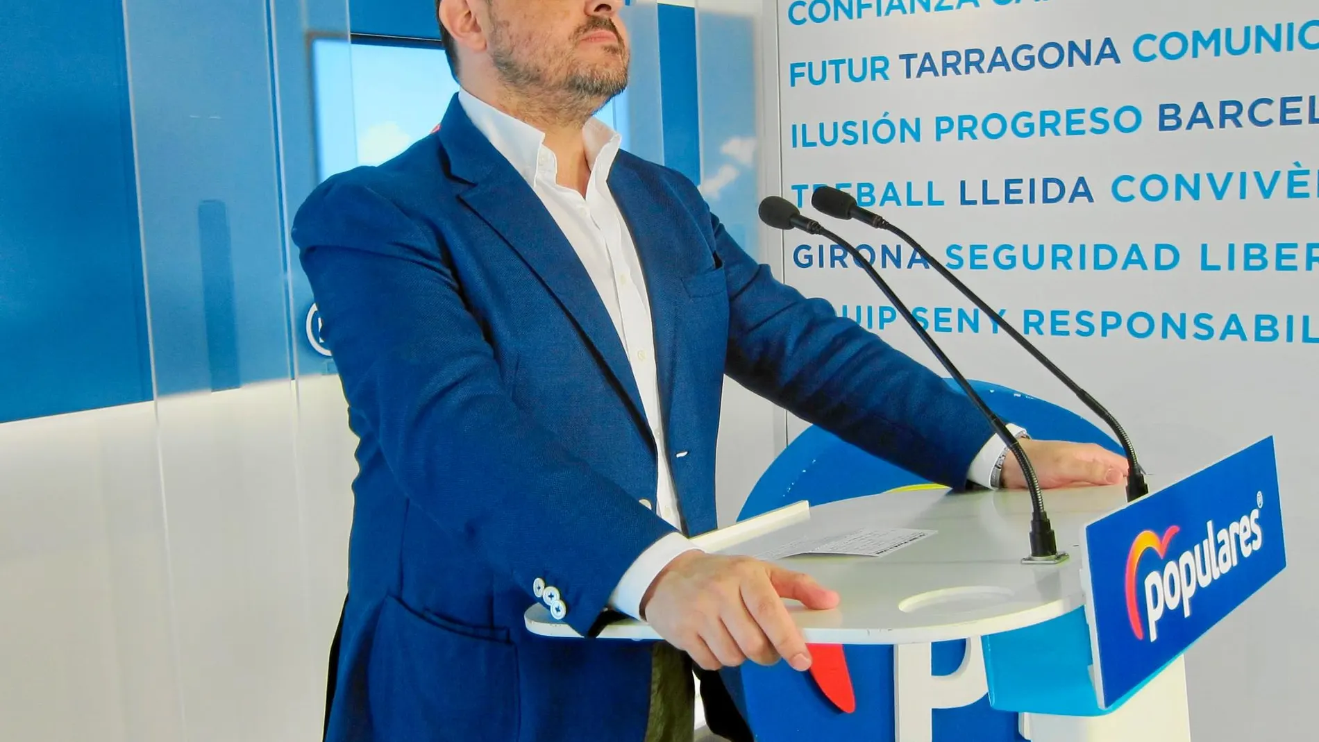 El líder del PP, Alejandro Fernández, ayer en rueda de prensa