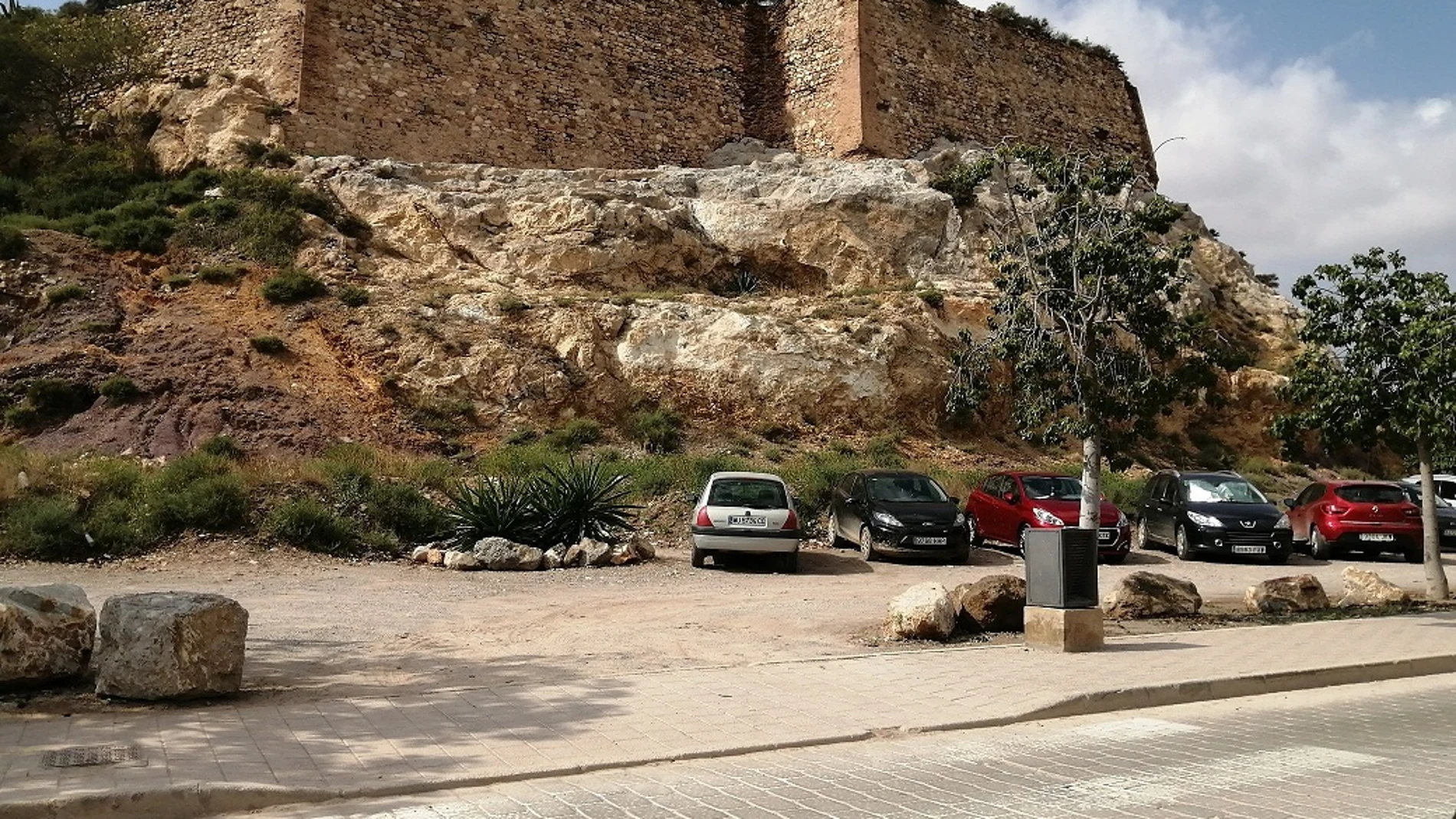Imagen donde se puede ver los coches aparcados en la zona suroeste del Castillo de Despeñaperros en Cartagena