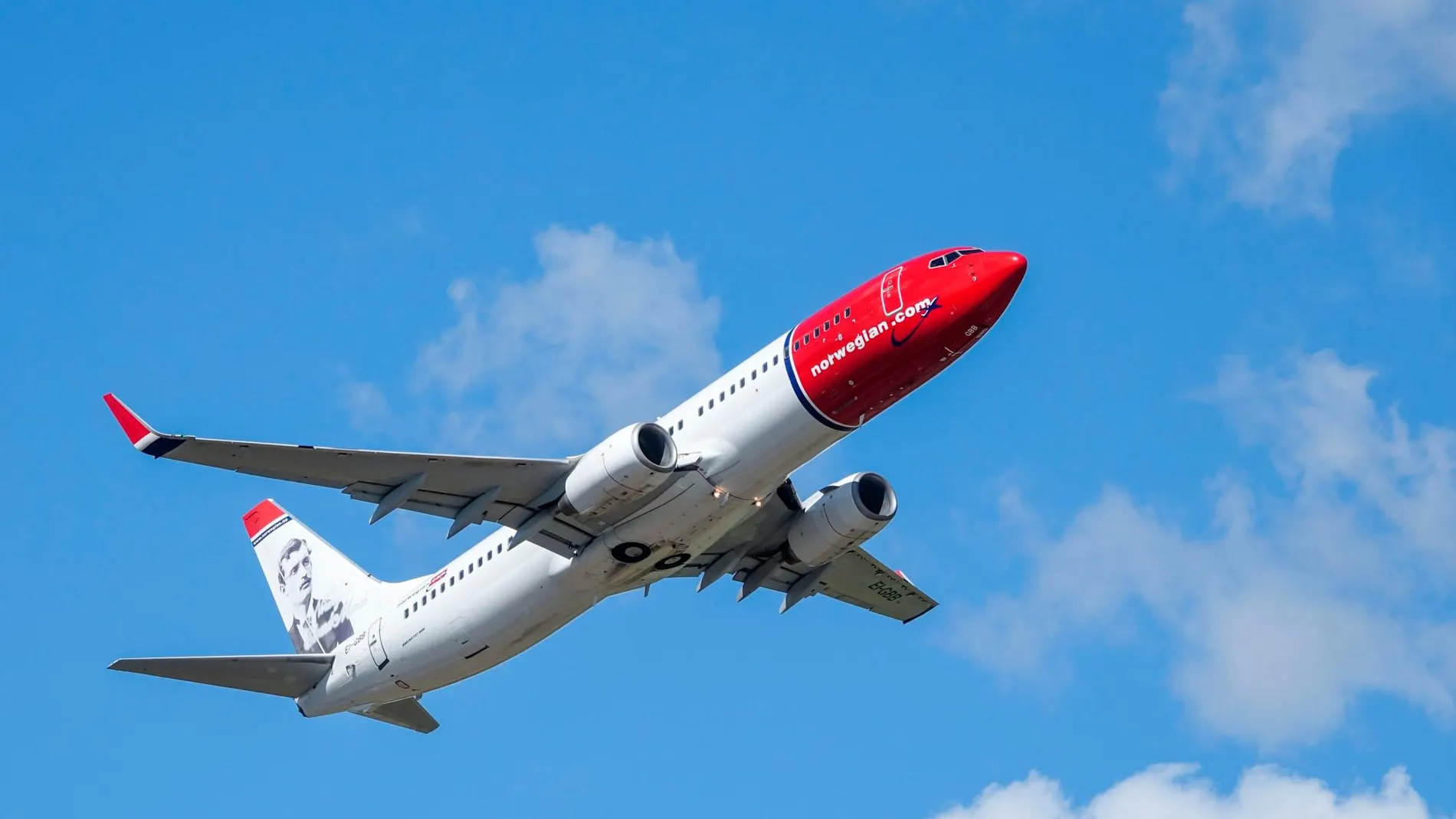 Un avión surca el cielo, una imagen que se multiplica durante el verano / Foto: La Razón