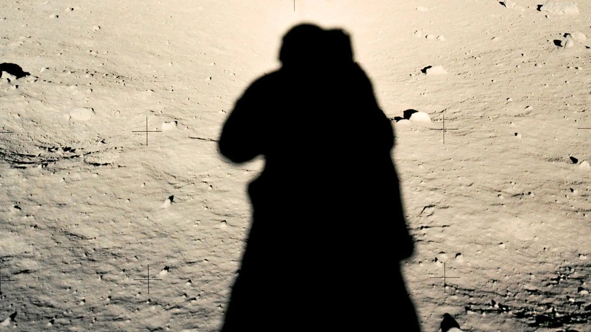 La sombra de uno de los astronautas que llegaron a la Luna en la expedición de Apolo 11. Foto: Nasa