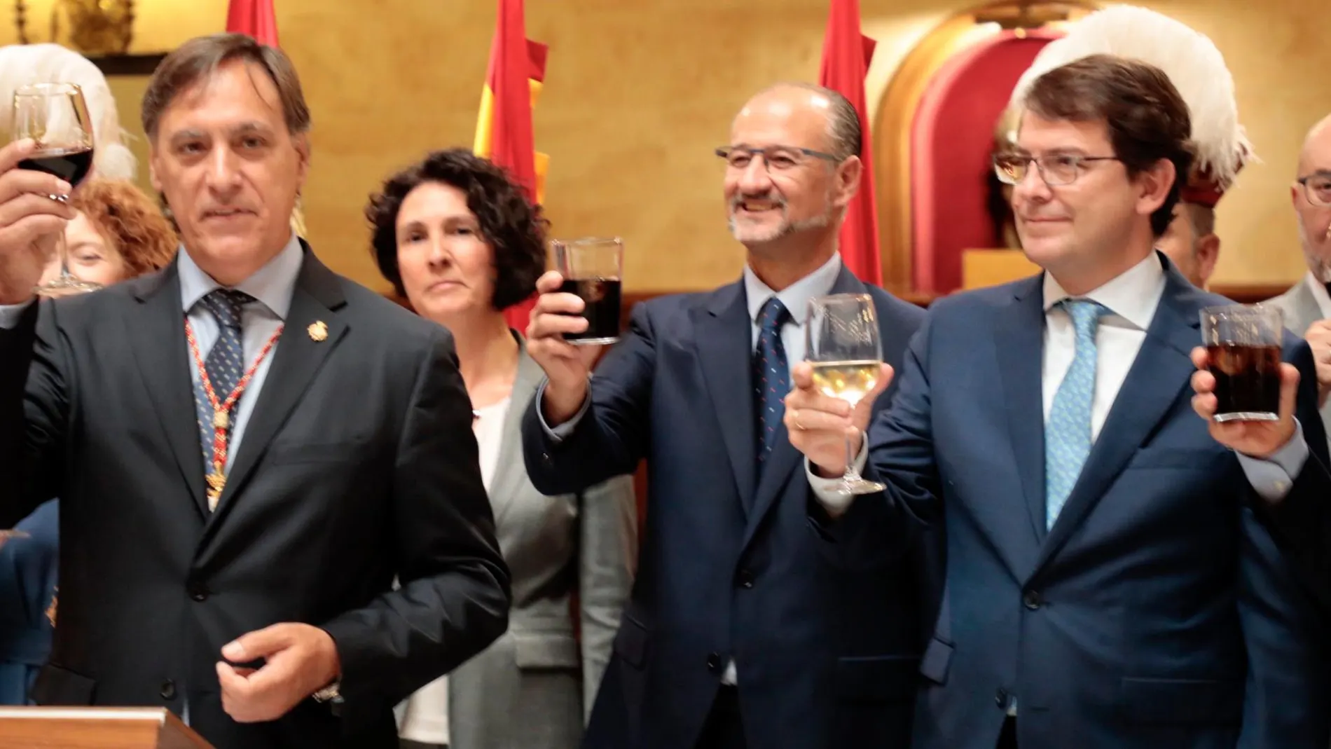 Fernández Mañueco, Luis Fuentes y García Carbayo brindan por la patrona de Salamanca