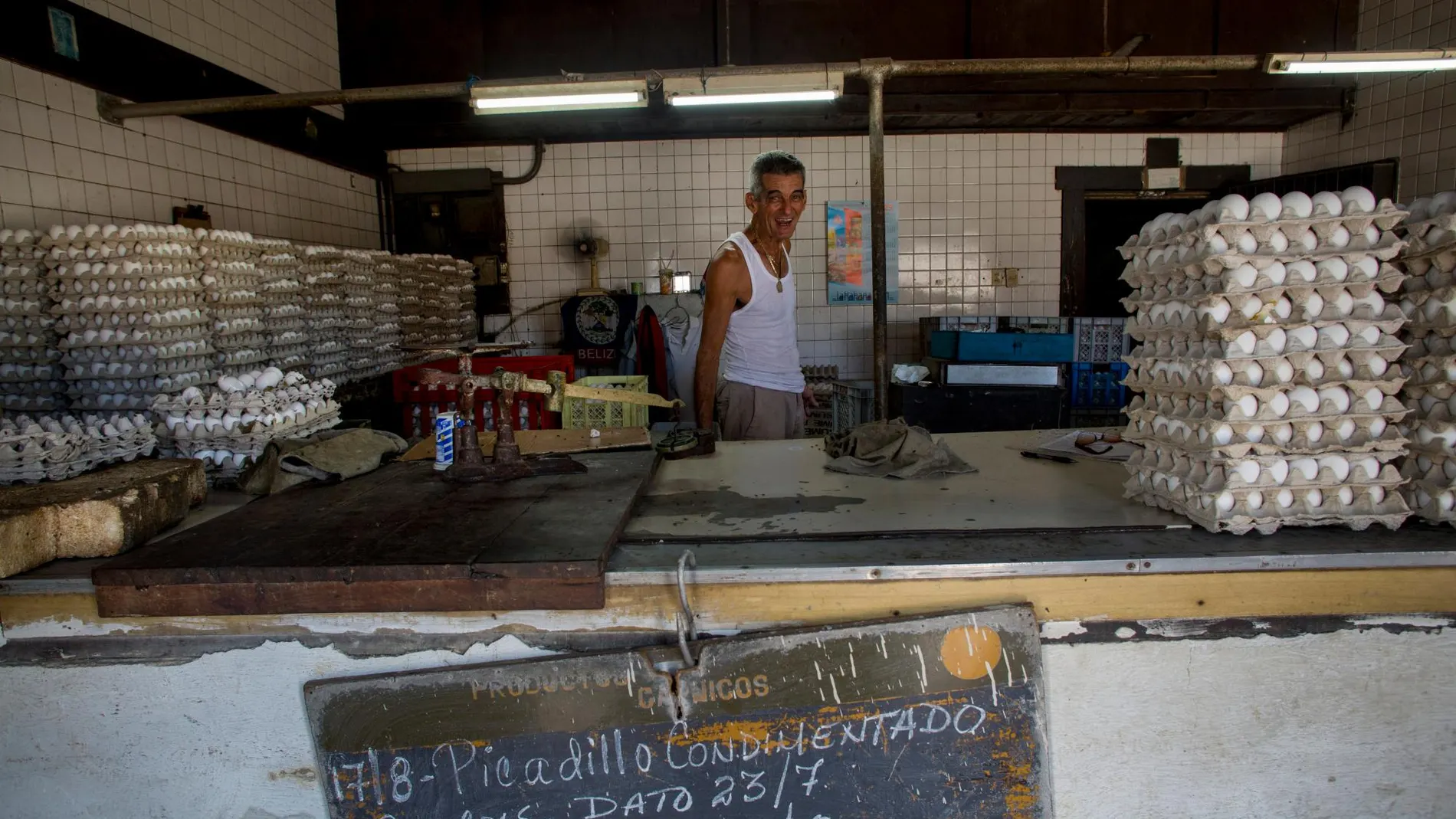 Están prohibidas las remesas a "familiares cercanos de funcionarios cubanos prohibidos y miembros del Partido Comunista de Cuba/Ap