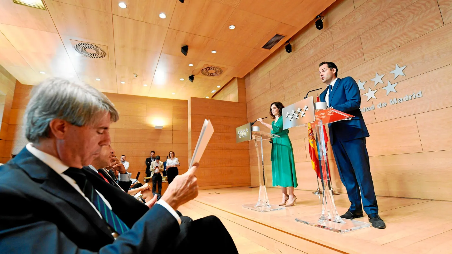 Un gobierno bicolor. La presidenta de la Comunidad de Madrid, Isabel Díaz Ayuso, comparece tras la reunión de su Ejecutivo del que forma parte Ángel Garrido
