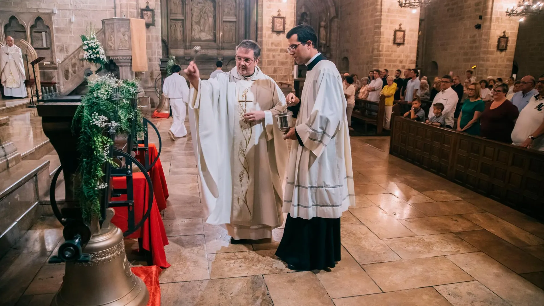El párroco de la iglesia, Javier Llopis, en un momento de la bendición de las cuatro campanas
