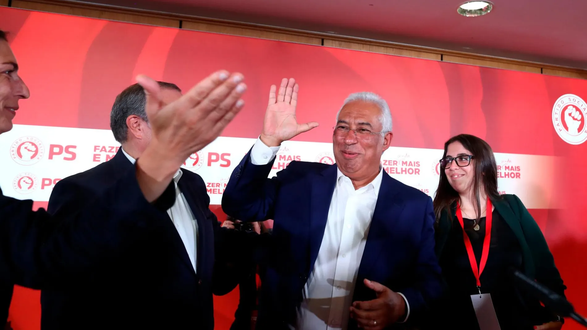 El primer ministro, Antonio Costa, celebra con su equipo los resultados de las elecciones del domingo