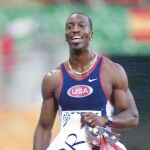 Johnson, nada más batir el récord mundial de 400. A la izquierda, los cuatro medallistas españoles / Fotos: Efe