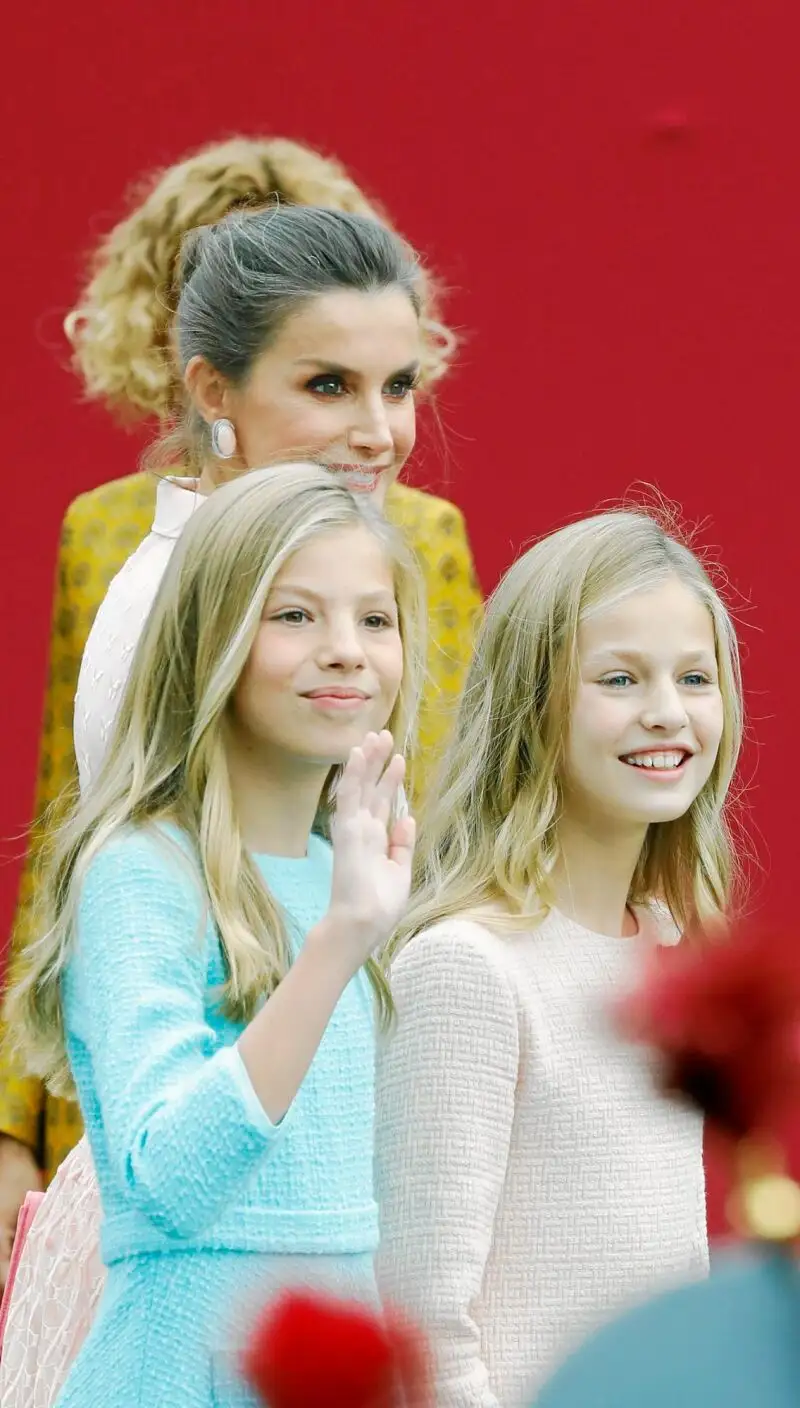 La Princesa Leonor y la Infanta Sofía durante el desfile de las Fuerzas Armadas, ayer/ Jesús G. Feria