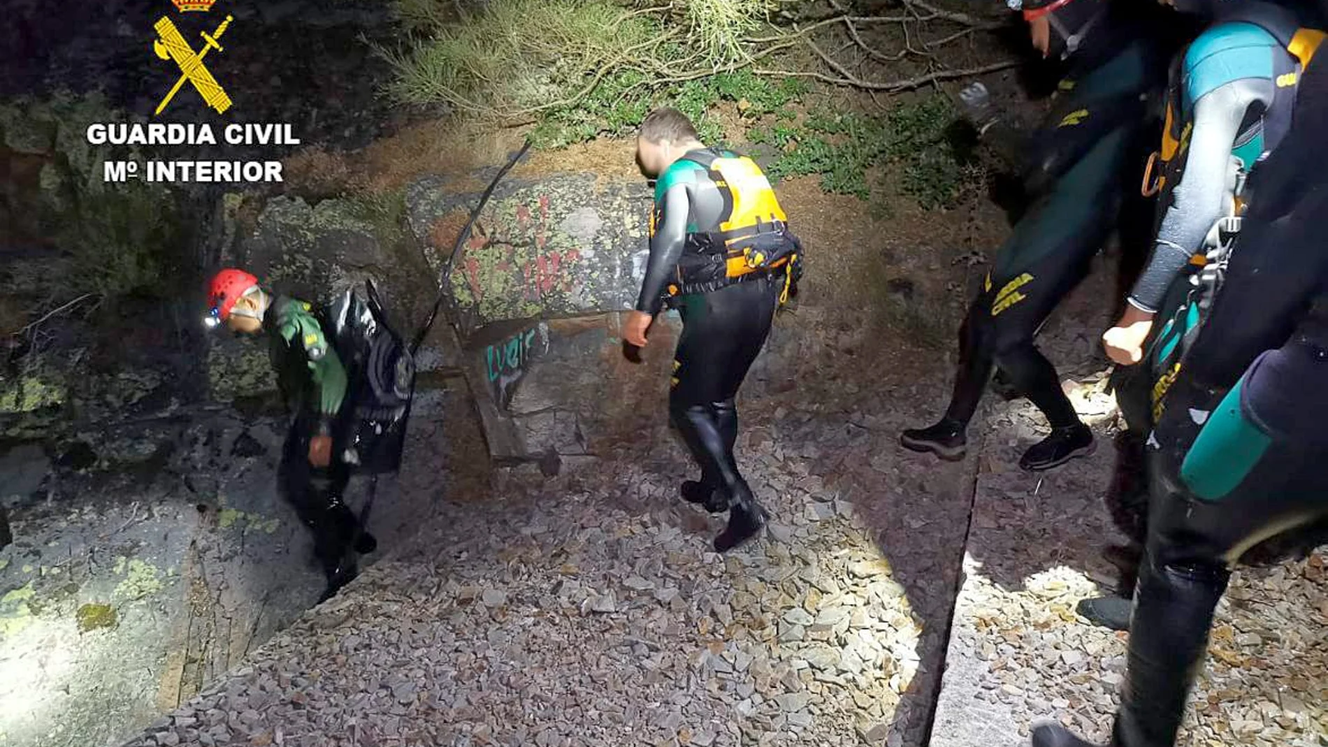 Instante del rescate de los dos senderistas por parte de los Geas