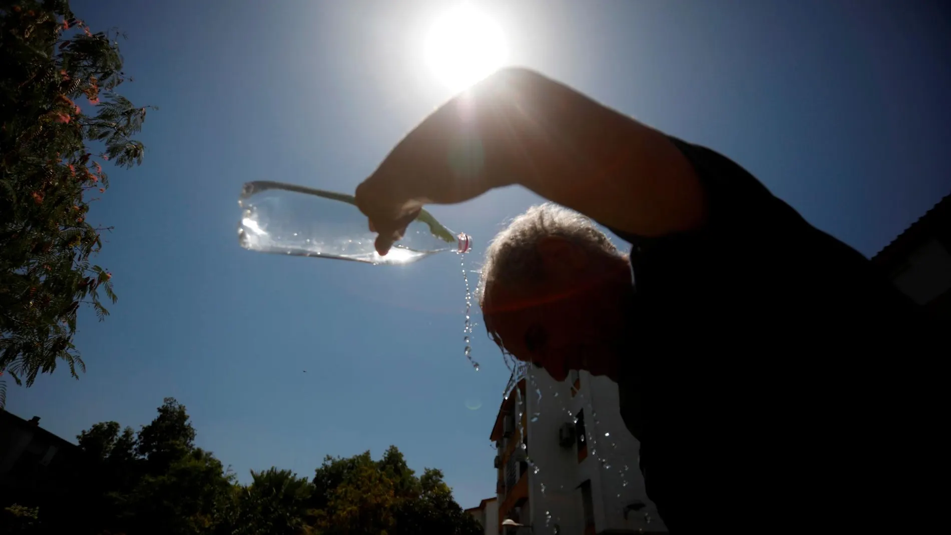 Un hombre se refresca en el centro de Córdoba. EFE/Salas.