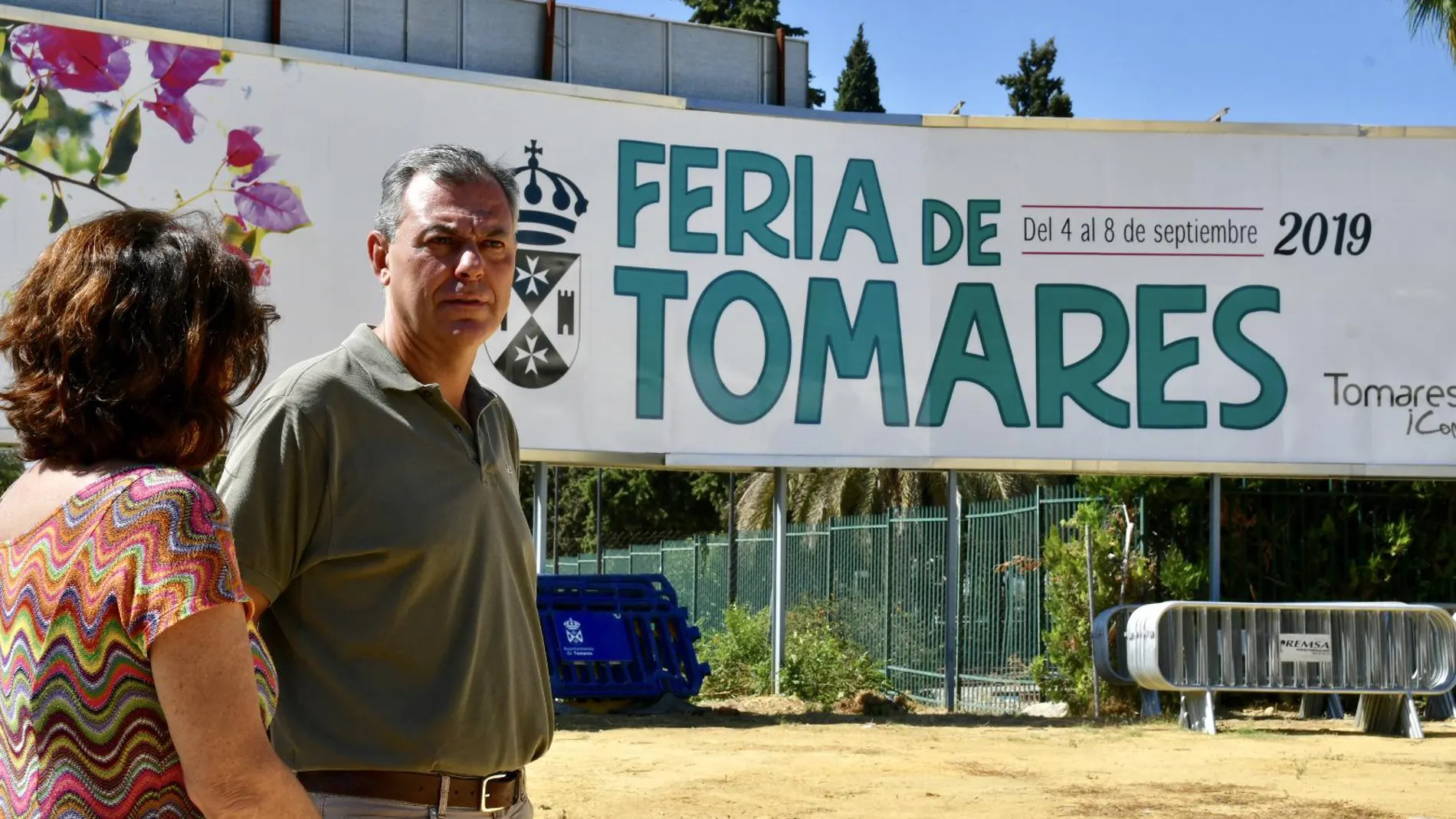 El alcalde de Tomares, José Luis Sanz, y la concejal de Festejos, Mª Carmen Ortiz, visitan el recinto ferial de Tomares / La Razón