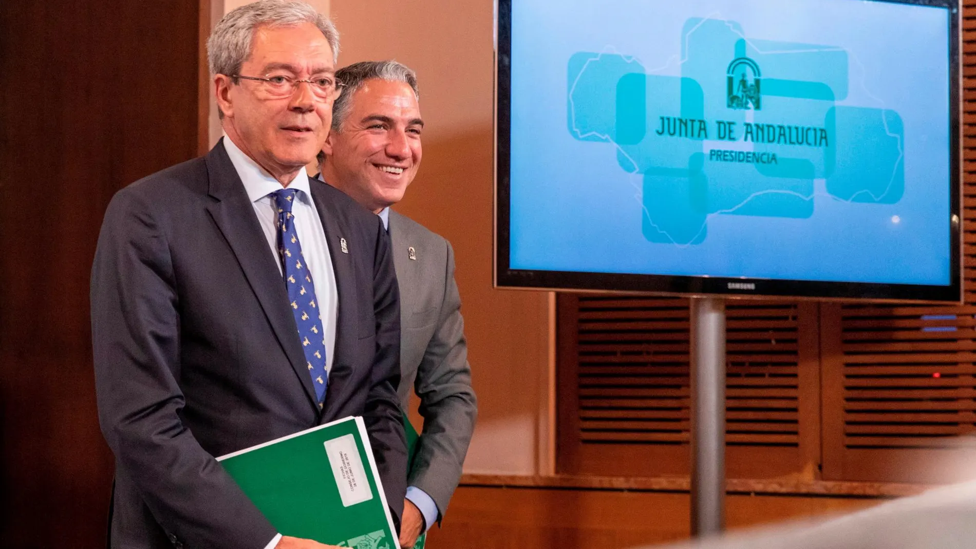 Los consejeros Rogelio Velasco y Elías Bendodo comparecieron tras el Consejo de Gobierno /Foto: EFE