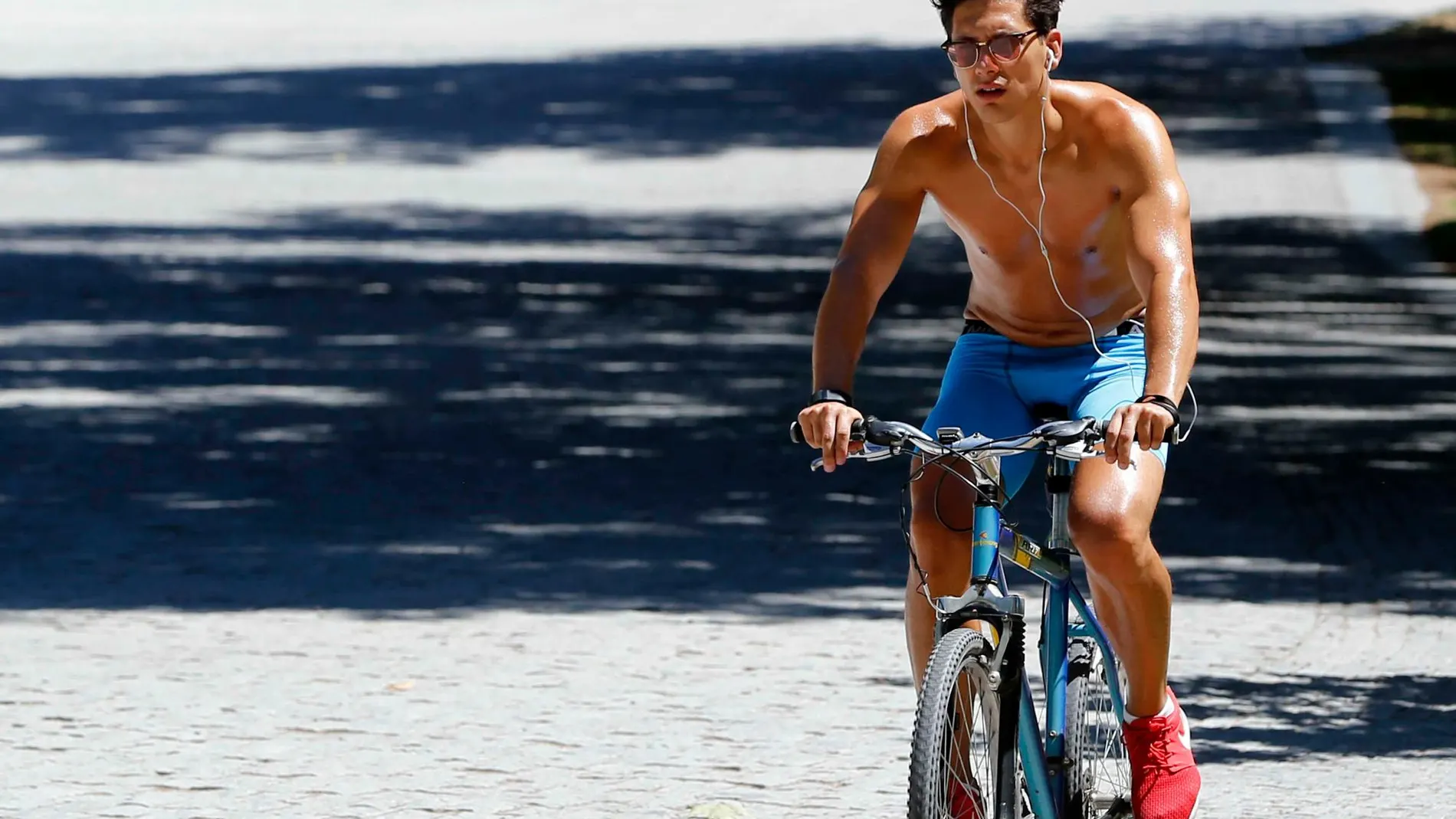 Un joven pedalea en las inmediaciones del parque de Madrid Río 7 Foto: Efe