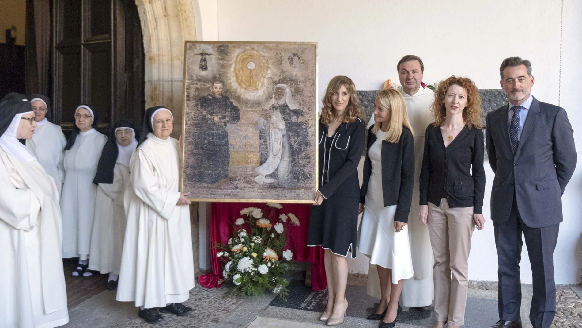 Mar Sancho entrega la réplica a las hermanas, junto a Ana Suárez y Amparo Sanz, entre otras personalidades