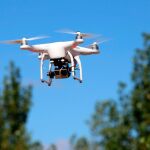 Un dron sobrevuela un parque de la capital abulense