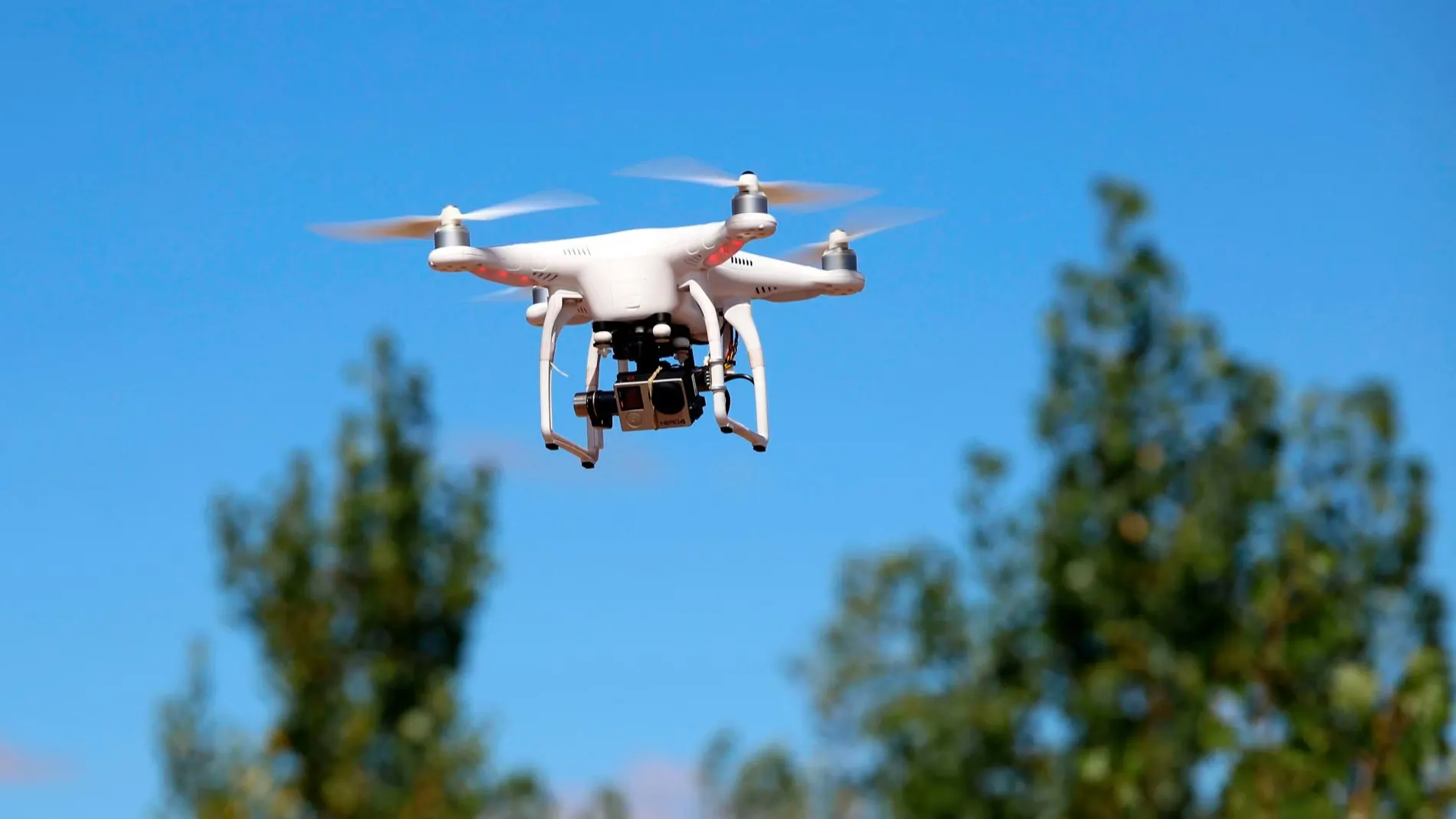 Un dron sobrevuela un parque de la capital abulense