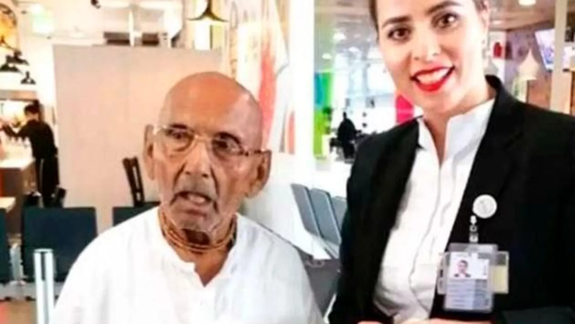 Swami Sivananda, junto a una azafata en aeropuerto de Abu Dhabi.