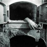 Una mano en un horno crematorio, vivo ejemplo de las cotas de maldad que se alcanzaron en la Segunda Guerra Mundial