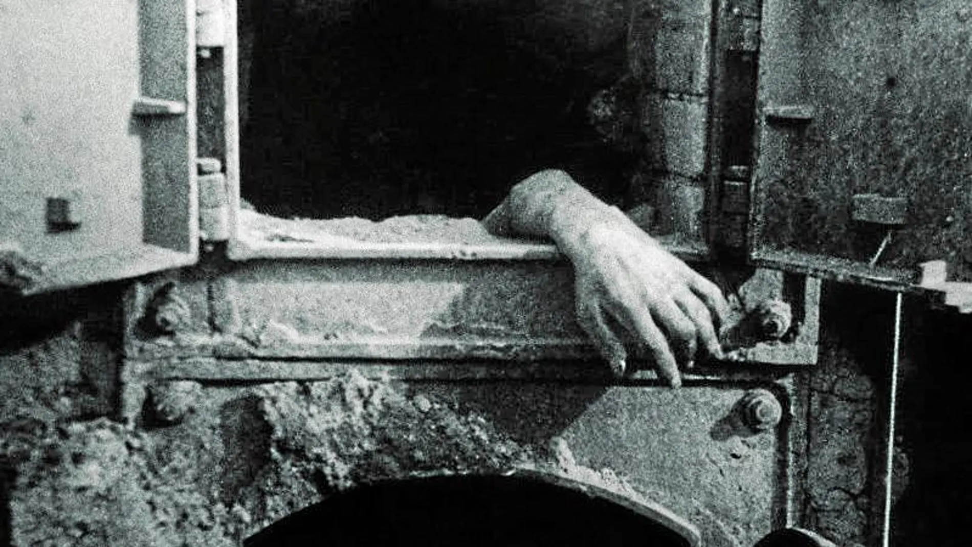 Una mano en un horno crematorio, vivo ejemplo de las cotas de maldad que se alcanzaron en la Segunda Guerra Mundial