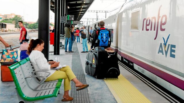 Renfe no dispone de convoyes para alquilar en tanto no se produzcan las entregas de los trenes que ha requerido