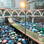 La lluvia no frenó a los manifestantes antiguberna- mentales ayer en Hong Kong / Efe
