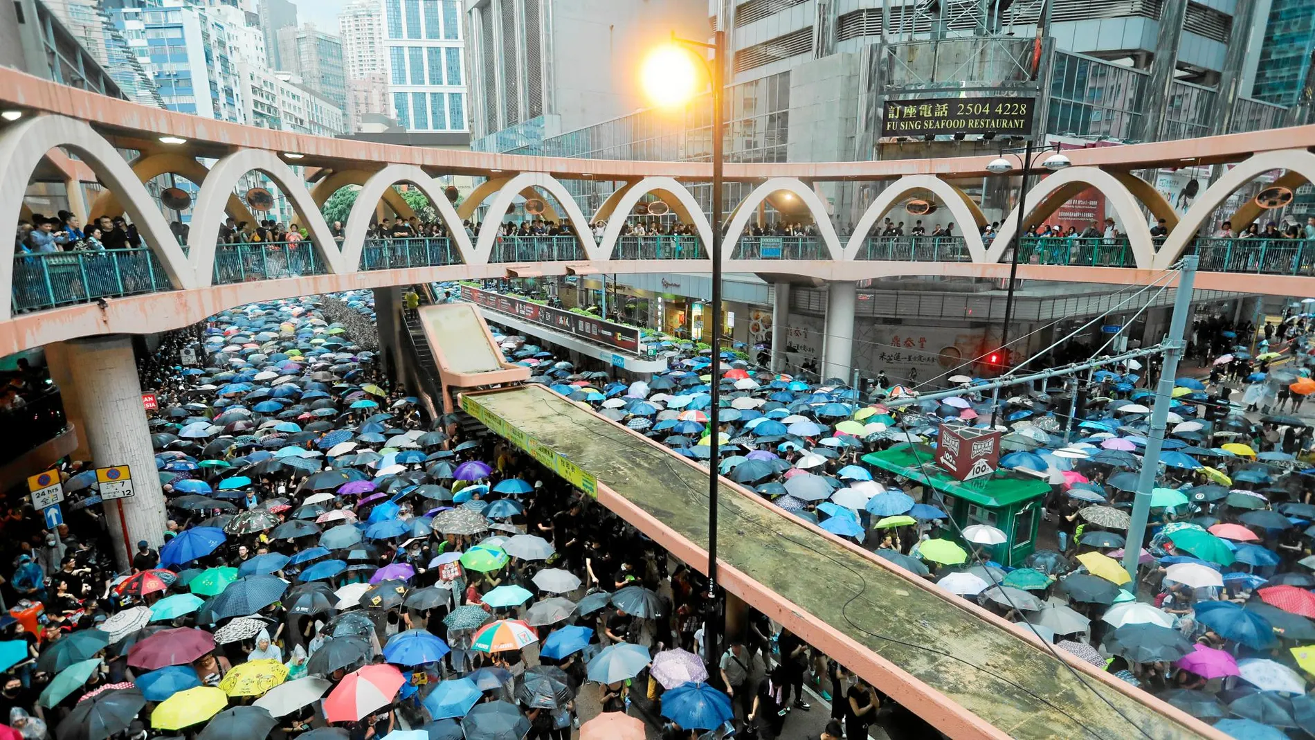 La lluvia no frenó a los manifestantes antiguberna- mentales ayer en Hong Kong / Efe