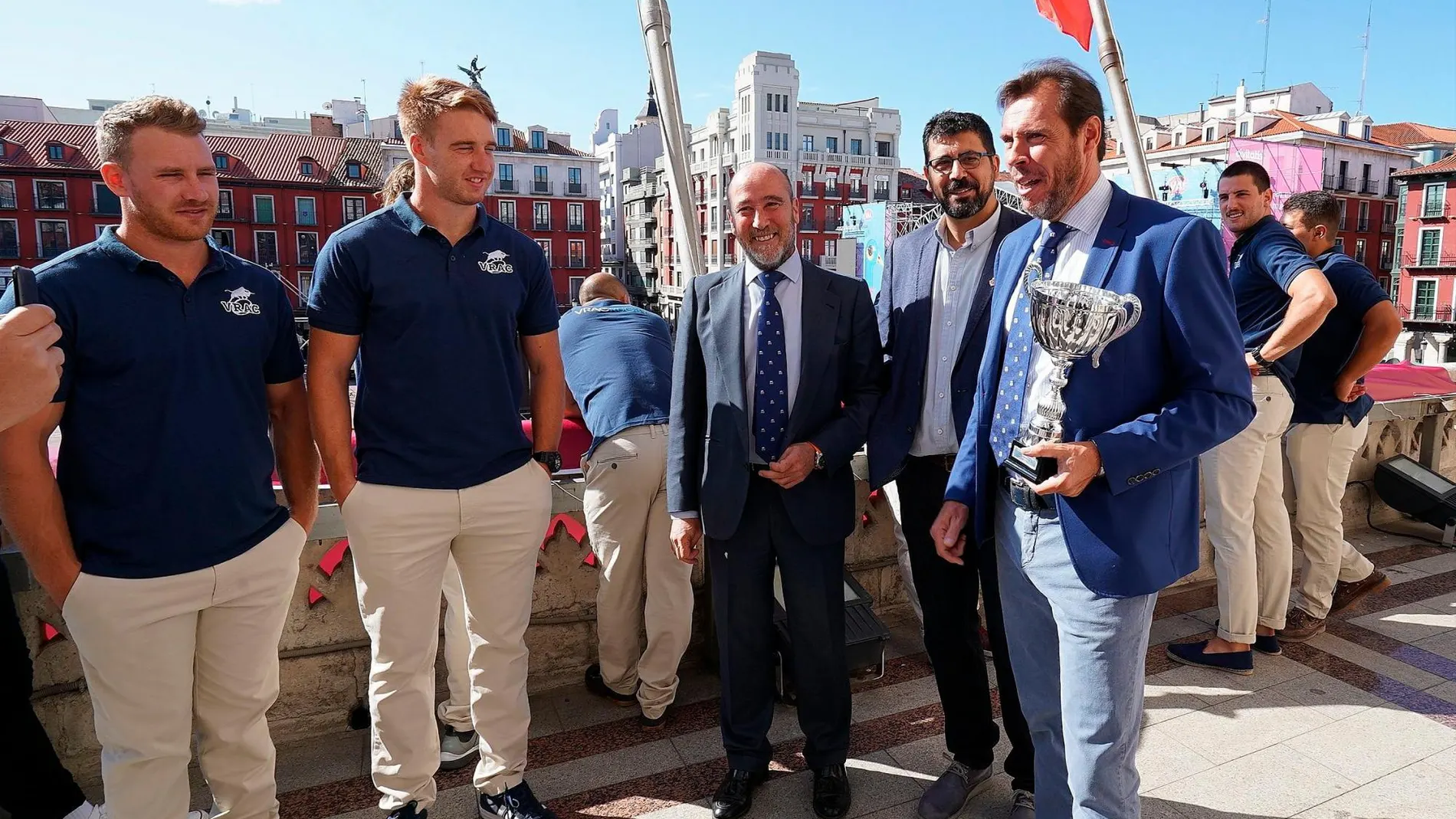 Puente sujeta la Supercopa en el balcón del Ayuntamiento de Valladolid en presencia del concejal Alberto Bustos, el presidente del club, José María Valentín Gamazo, y varios jugadores