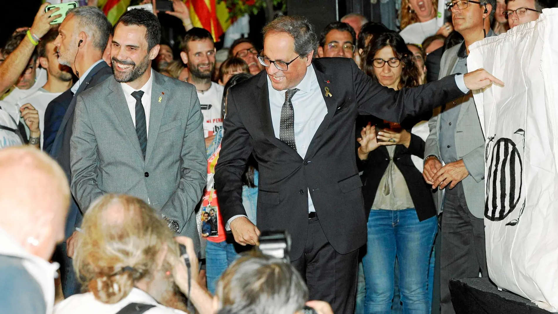 Torrent Y Torra junto a los manifestantes en el primer aniversario del referéndum ilegal del 1-O