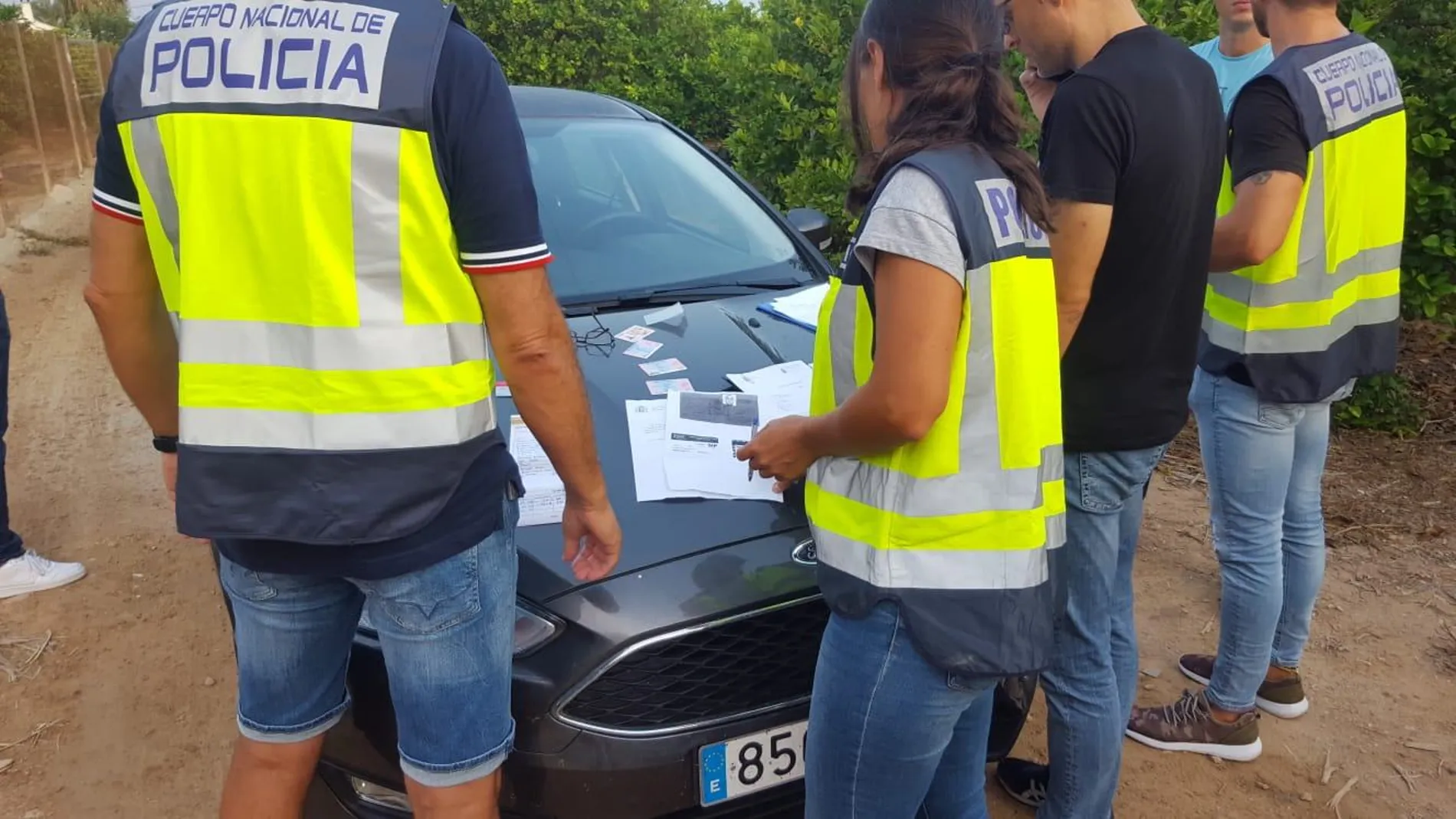 La Policía Nacional de Alicante ha logrado localizar y detener a un hombre que se dedicaba a la explotación de trabajadores del campo en la Vega Baja. LA RAZÓN