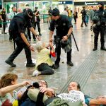 Los radicales trataron de paralizar la estación de Sants y protestaron ante la sede de la Policía Nacional