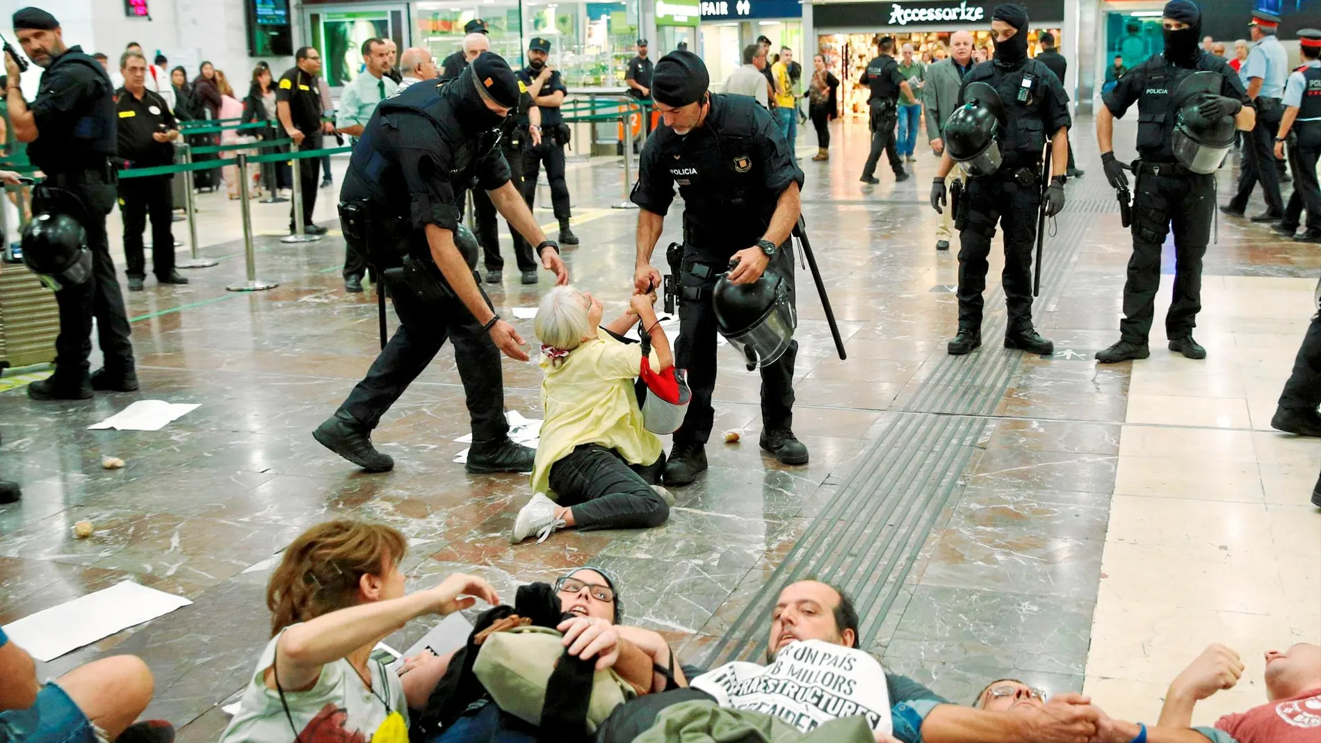 Los radicales trataron de paralizar la estación de Sants y protestaron ante la sede de la Policía Nacional