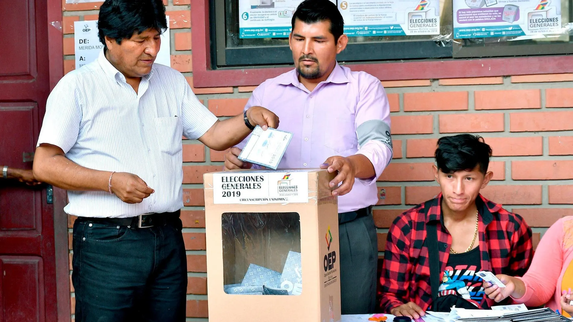 Evo Morales deposita su voto en Villa 14 de Septiembre (Bolivia). EFE/Jorge Ábrego