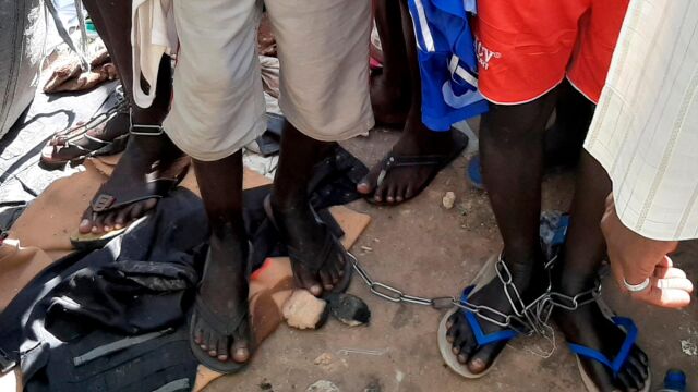 Jóvenes con las piernas encadenadas, después de ser rescatados por la Policía en Daura, Katsina, en una foto de archivo